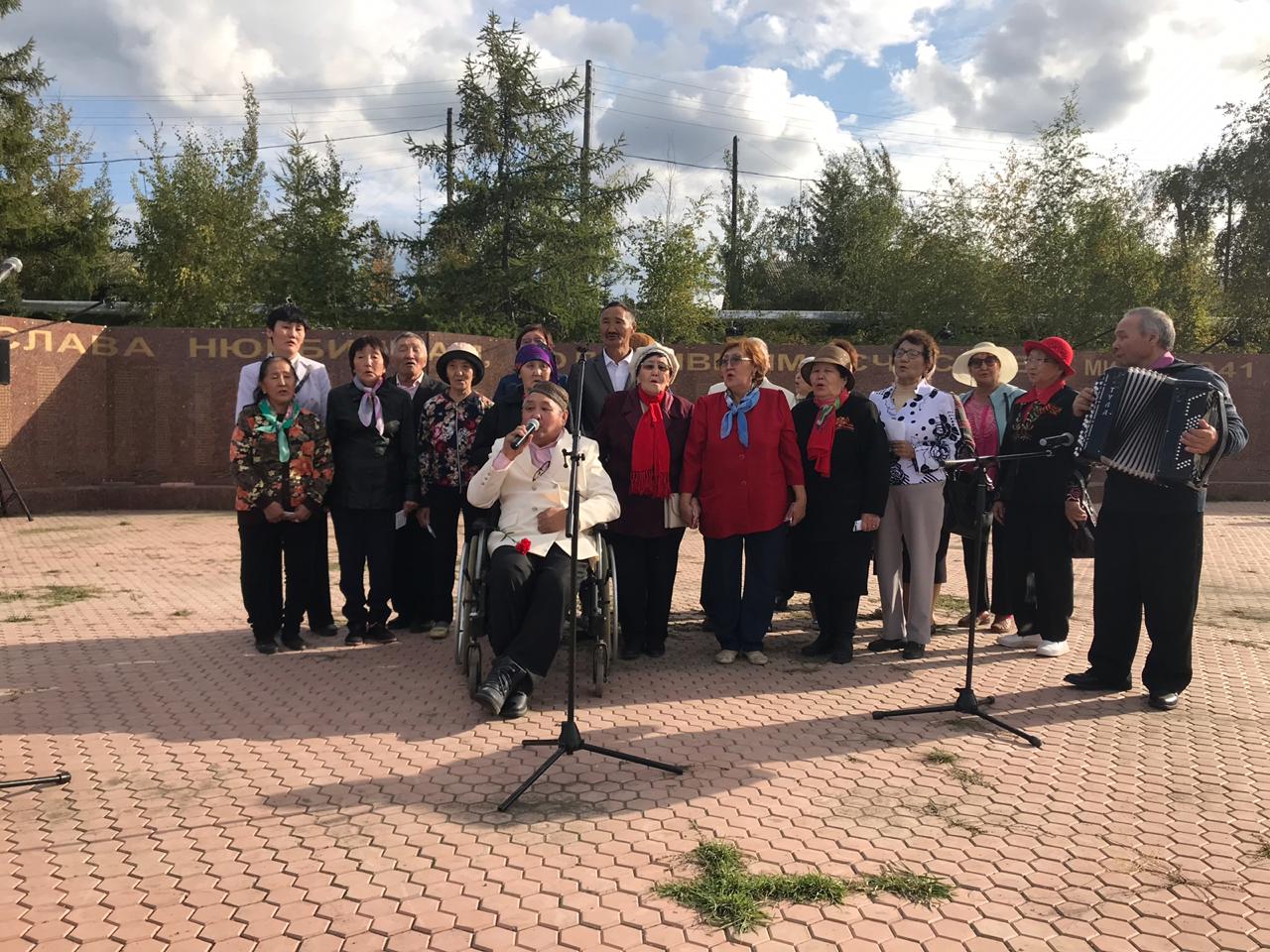 Торжественное открытие памятника Генералиссимусу Советского Союза И.В.  Сталину - Нюрбинский Межулусный дом-интернат для престарелых и инвалидов  имени Варвары Андреевны Петровой