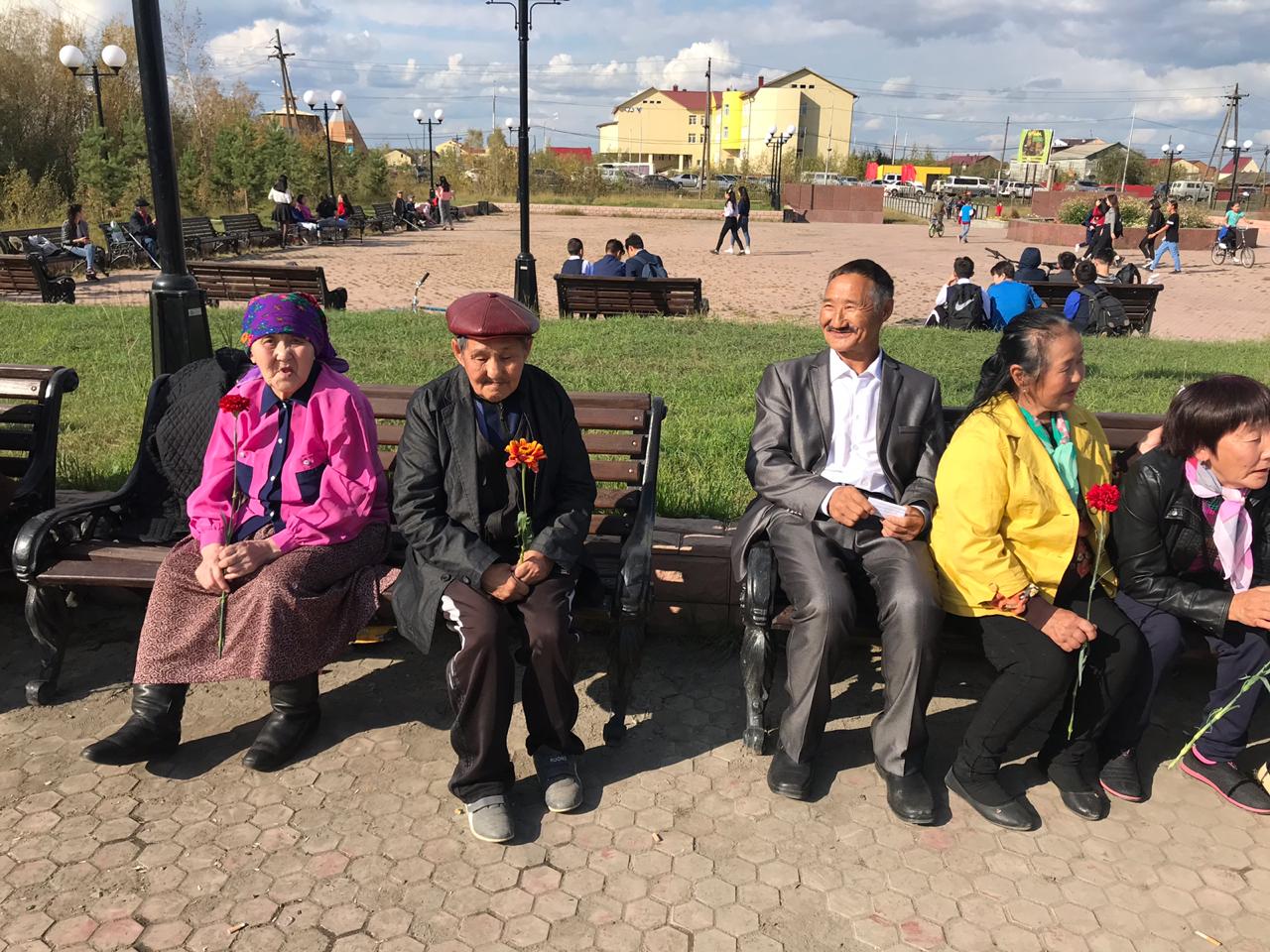 Торжественное открытие памятника Генералиссимусу Советского Союза И.В.  Сталину - Нюрбинский Межулусный дом-интернат для престарелых и инвалидов  имени Варвары Андреевны Петровой